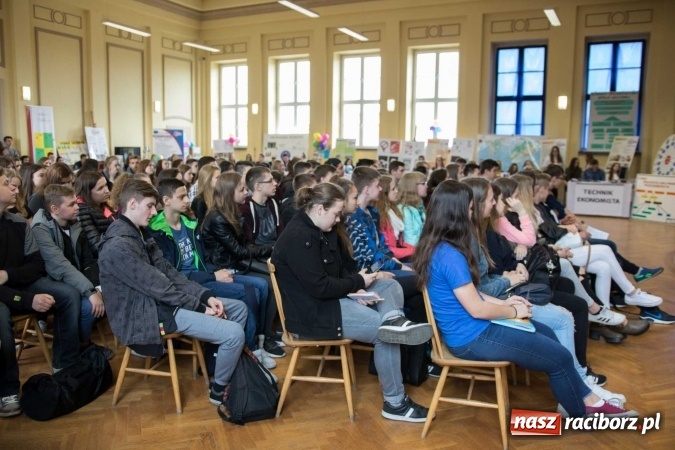 Zdjęcie w galerii na portalu naszraciborz.pl: Czarowanie gimnazjalist&oacute;w, czyli dni otwarte w raciborskich szkołach ponadgimnazjalnych wiadomości z regionu