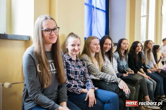 Zdjęcie w galerii na portalu naszraciborz.pl: Czarowanie gimnazjalist&oacute;w, czyli dni otwarte w raciborskich szkołach ponadgimnazjalnych wiadomości z regionu