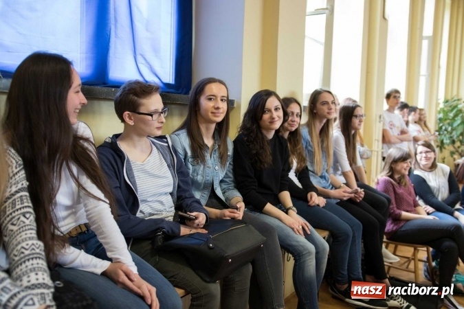 Zdjęcie w galerii na portalu naszraciborz.pl: Czarowanie gimnazjalist&oacute;w, czyli dni otwarte w raciborskich szkołach ponadgimnazjalnych wiadomości z regionu