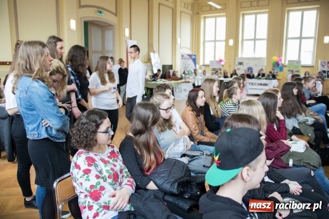 Zdjęcie w galerii na portalu naszraciborz.pl: Czarowanie gimnazjalist&oacute;w, czyli dni otwarte w raciborskich szkołach ponadgimnazjalnych wiadomości z regionu