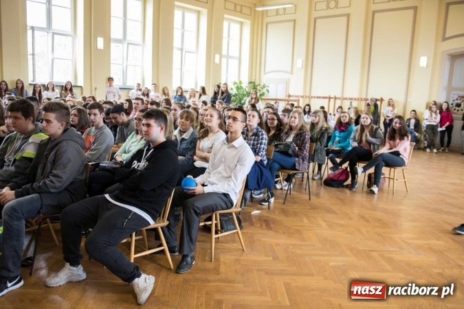 Zdjęcie w galerii na portalu naszraciborz.pl: Czarowanie gimnazjalist&oacute;w, czyli dni otwarte w raciborskich szkołach ponadgimnazjalnych wiadomości z regionu