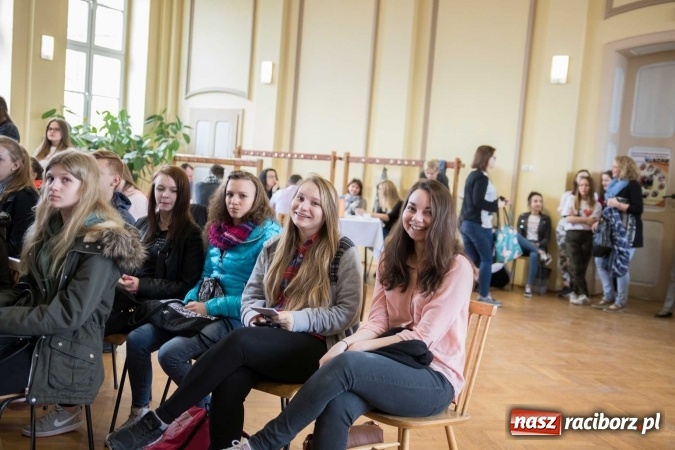 Zdjęcie w galerii na portalu naszraciborz.pl: Czarowanie gimnazjalist&oacute;w, czyli dni otwarte w raciborskich szkołach ponadgimnazjalnych wiadomości z regionu