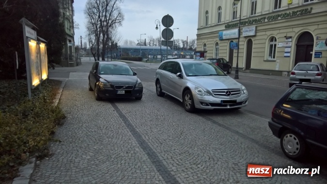 Zdjęcie w galerii na portalu naszraciborz.pl: Mistrz parkowania spod Urzędu Miasta wiadomości z regionu