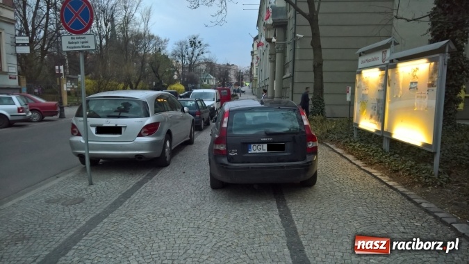 Zdjęcie w galerii na portalu naszraciborz.pl: Mistrz parkowania spod Urzędu Miasta wiadomości z regionu