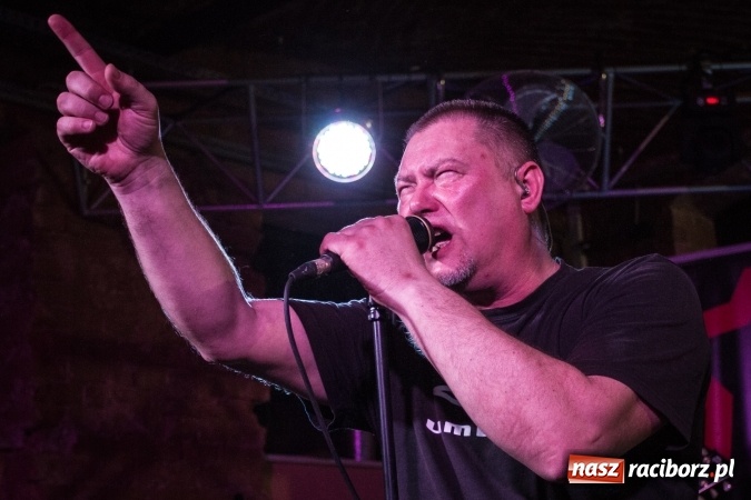 Zdjęcie w galerii na portalu naszraciborz.pl: Raciborska Piwnica kolejny raz zaserwowała kawał dobrego klasycznego mocnego brzmienia. Zagrał Proletaryat wiadomości z regionu