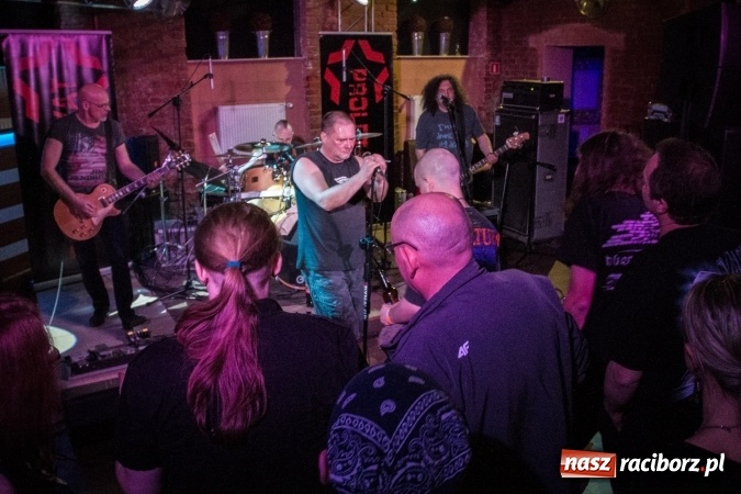 Zdjęcie w galerii na portalu naszraciborz.pl: Raciborska Piwnica kolejny raz zaserwowała kawał dobrego klasycznego mocnego brzmienia. Zagrał Proletaryat wiadomości z regionu