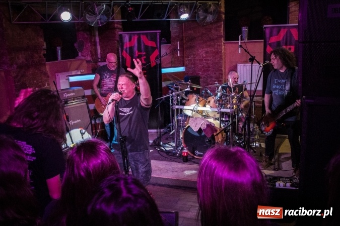Zdjęcie w galerii na portalu naszraciborz.pl: Raciborska Piwnica kolejny raz zaserwowała kawał dobrego klasycznego mocnego brzmienia. Zagrał Proletaryat wiadomości z regionu