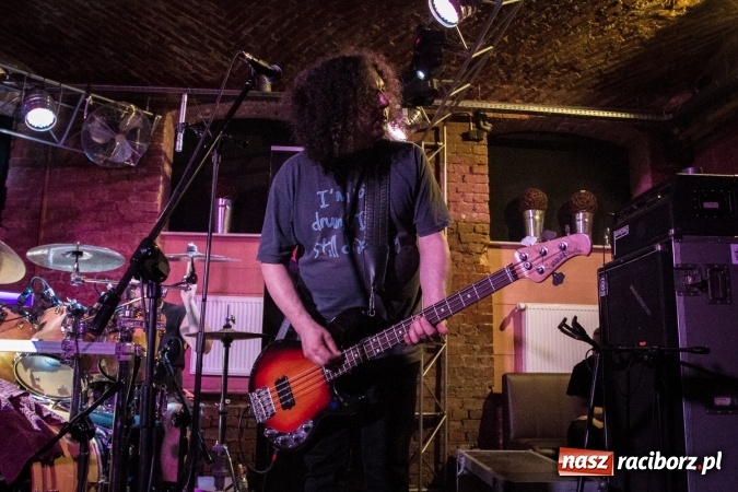Zdjęcie w galerii na portalu naszraciborz.pl: Raciborska Piwnica kolejny raz zaserwowała kawał dobrego klasycznego mocnego brzmienia. Zagrał Proletaryat wiadomości z regionu
