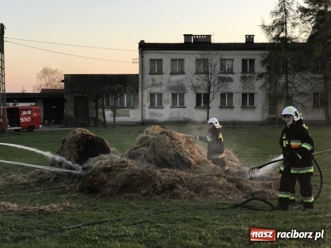 Zdjęcie w galerii na portalu naszraciborz.pl: Naczelnik OSP wypatrzył pożar. W Makowie zapaliły się bale słomy w stodole FOTO I WIDEO wiadomości z regionu