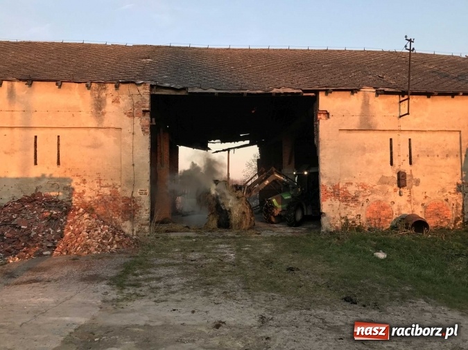 Zdjęcie w galerii na portalu naszraciborz.pl: Naczelnik OSP wypatrzył pożar. W Makowie zapaliły się bale słomy w stodole FOTO I WIDEO wiadomości z regionu