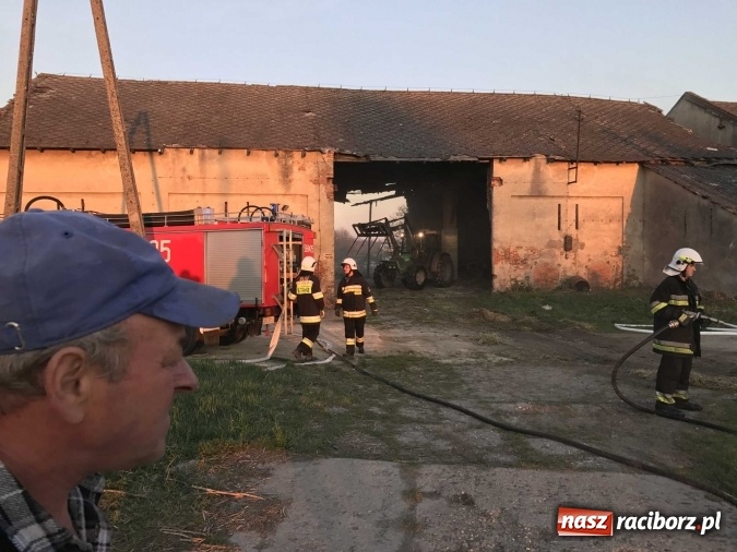 Zdjęcie w galerii na portalu naszraciborz.pl: Naczelnik OSP wypatrzył pożar. W Makowie zapaliły się bale słomy w stodole FOTO I WIDEO wiadomości z regionu