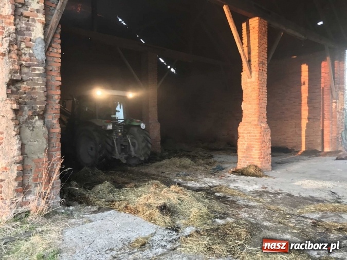 Zdjęcie w galerii na portalu naszraciborz.pl: Naczelnik OSP wypatrzył pożar. W Makowie zapaliły się bale słomy w stodole FOTO I WIDEO wiadomości z regionu