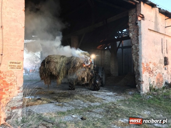Zdjęcie w galerii na portalu naszraciborz.pl: Naczelnik OSP wypatrzył pożar. W Makowie zapaliły się bale słomy w stodole FOTO I WIDEO wiadomości z regionu
