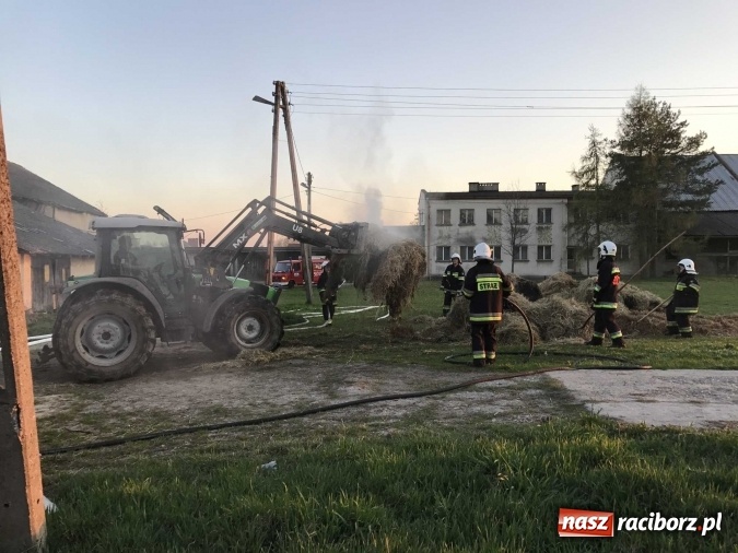 Zdjęcie w galerii na portalu naszraciborz.pl: Naczelnik OSP wypatrzył pożar. W Makowie zapaliły się bale słomy w stodole FOTO I WIDEO wiadomości z regionu
