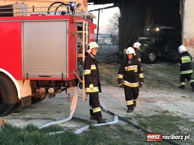 Zdjęcie w galerii na portalu naszraciborz.pl: Naczelnik OSP wypatrzył pożar. W Makowie zapaliły się bale słomy w stodole FOTO I WIDEO wiadomości z regionu