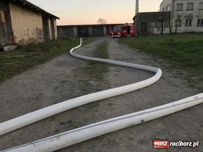 Zdjęcie w galerii na portalu naszraciborz.pl: Naczelnik OSP wypatrzył pożar. W Makowie zapaliły się bale słomy w stodole FOTO I WIDEO wiadomości z regionu