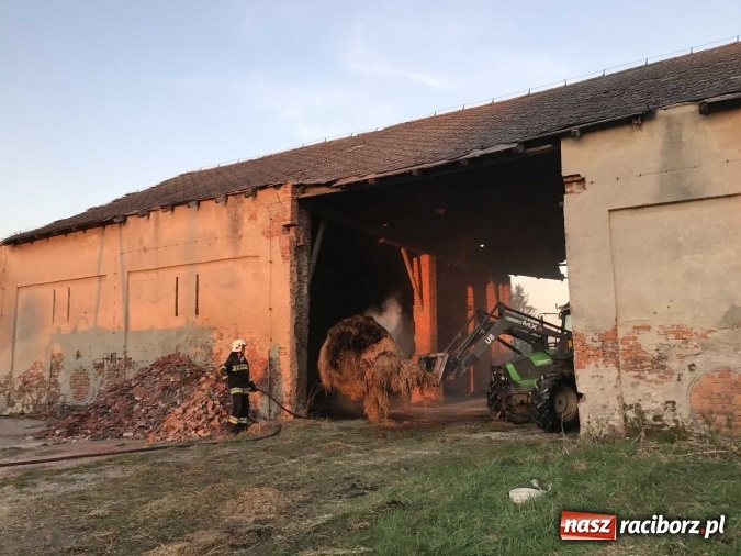 Zdjęcie w galerii na portalu naszraciborz.pl: Naczelnik OSP wypatrzył pożar. W Makowie zapaliły się bale słomy w stodole FOTO I WIDEO wiadomości z regionu