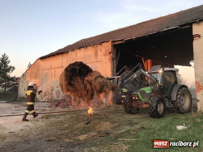 Zdjęcie w galerii na portalu naszraciborz.pl: Naczelnik OSP wypatrzył pożar. W Makowie zapaliły się bale słomy w stodole FOTO I WIDEO wiadomości z regionu