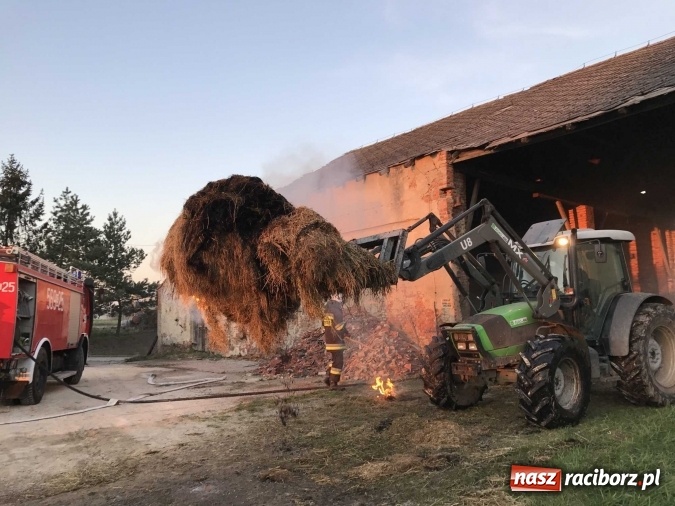 Zdjęcie w galerii na portalu naszraciborz.pl: Naczelnik OSP wypatrzył pożar. W Makowie zapaliły się bale słomy w stodole FOTO I WIDEO wiadomości z regionu