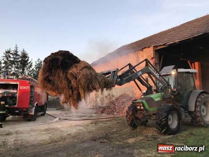 Zdjęcie w galerii na portalu naszraciborz.pl: Naczelnik OSP wypatrzył pożar. W Makowie zapaliły się bale słomy w stodole FOTO I WIDEO wiadomości z regionu