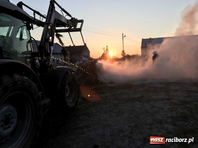 Zdjęcie w galerii na portalu naszraciborz.pl: Naczelnik OSP wypatrzył pożar. W Makowie zapaliły się bale słomy w stodole FOTO I WIDEO wiadomości z regionu