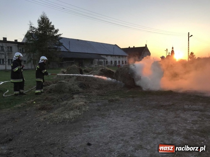 Zdjęcie w galerii na portalu naszraciborz.pl: Naczelnik OSP wypatrzył pożar. W Makowie zapaliły się bale słomy w stodole FOTO I WIDEO wiadomości z regionu