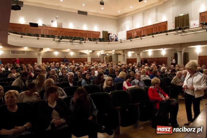 Zdjęcie w galerii na portalu naszraciborz.pl: Michał Bajor po ośmiu latach wrócił na scenę w Raciborzu wiadomości z regionu
