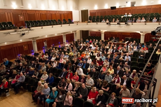 Zdjęcie w galerii na portalu naszraciborz.pl: Michał Bajor po ośmiu latach wrócił na scenę w Raciborzu wiadomości z regionu