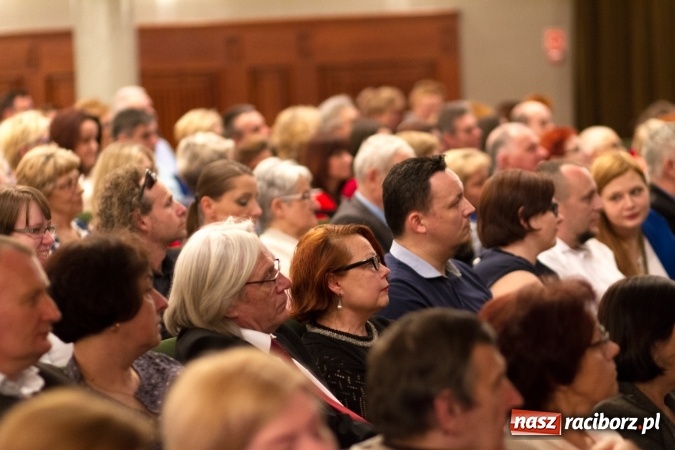 Zdjęcie w galerii na portalu naszraciborz.pl: Michał Bajor po ośmiu latach wrócił na scenę w Raciborzu wiadomości z regionu