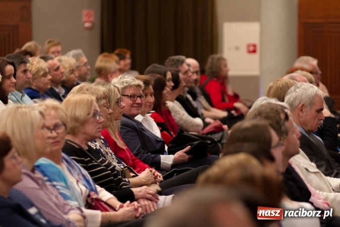 Zdjęcie w galerii na portalu naszraciborz.pl: Michał Bajor po ośmiu latach wrócił na scenę w Raciborzu wiadomości z regionu