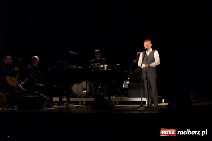 Zdjęcie w galerii na portalu naszraciborz.pl: Michał Bajor po ośmiu latach wrócił na scenę w Raciborzu wiadomości z regionu