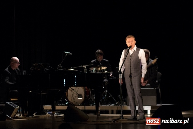 Zdjęcie w galerii na portalu naszraciborz.pl: Michał Bajor po ośmiu latach wrócił na scenę w Raciborzu wiadomości z regionu