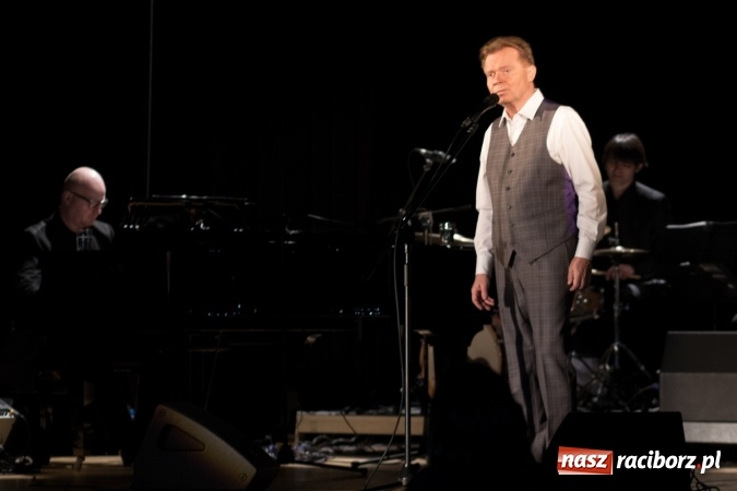 Zdjęcie w galerii na portalu naszraciborz.pl: Michał Bajor po ośmiu latach wrócił na scenę w Raciborzu wiadomości z regionu