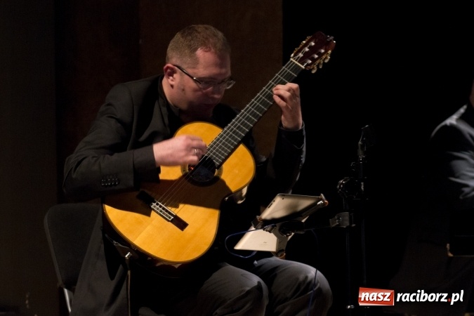 Zdjęcie w galerii na portalu naszraciborz.pl: Michał Bajor po ośmiu latach wrócił na scenę w Raciborzu wiadomości z regionu