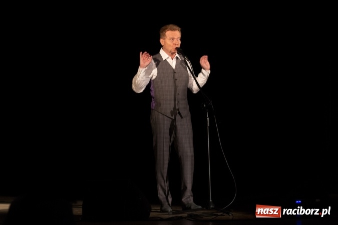 Zdjęcie w galerii na portalu naszraciborz.pl: Michał Bajor po ośmiu latach wrócił na scenę w Raciborzu wiadomości z regionu