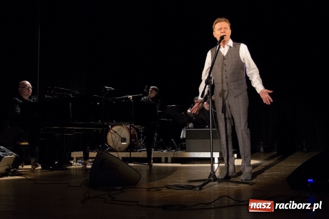 Zdjęcie w galerii na portalu naszraciborz.pl: Michał Bajor po ośmiu latach wrócił na scenę w Raciborzu wiadomości z regionu