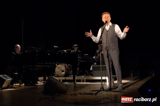 Zdjęcie w galerii na portalu naszraciborz.pl: Michał Bajor po ośmiu latach wrócił na scenę w Raciborzu wiadomości z regionu