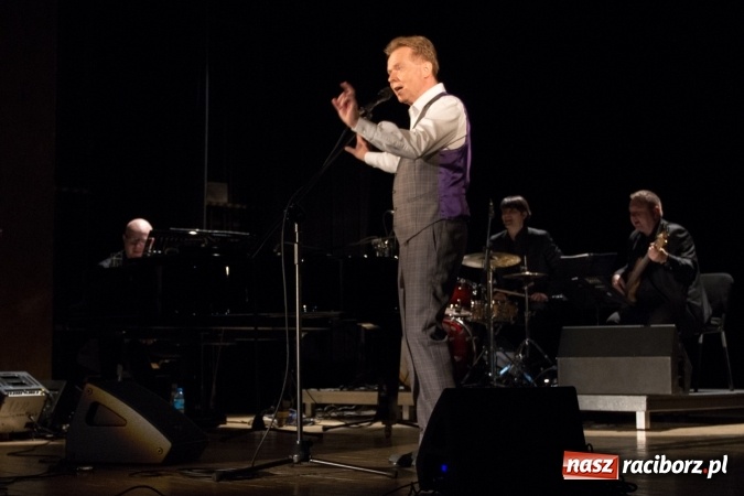 Zdjęcie w galerii na portalu naszraciborz.pl: Michał Bajor po ośmiu latach wrócił na scenę w Raciborzu wiadomości z regionu
