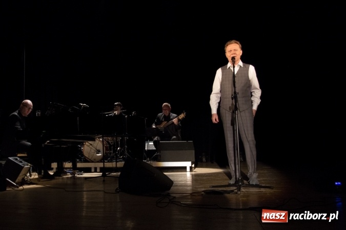 Zdjęcie w galerii na portalu naszraciborz.pl: Michał Bajor po ośmiu latach wrócił na scenę w Raciborzu wiadomości z regionu