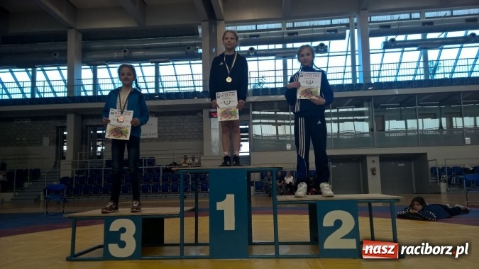 Zdjęcie w galerii na portalu naszraciborz.pl: Osiem medali raciborskich zapaśniczek  wiadomości z regionu
