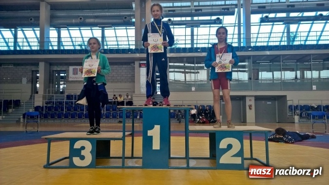 Zdjęcie w galerii na portalu naszraciborz.pl: Osiem medali raciborskich zapaśniczek  wiadomości z regionu