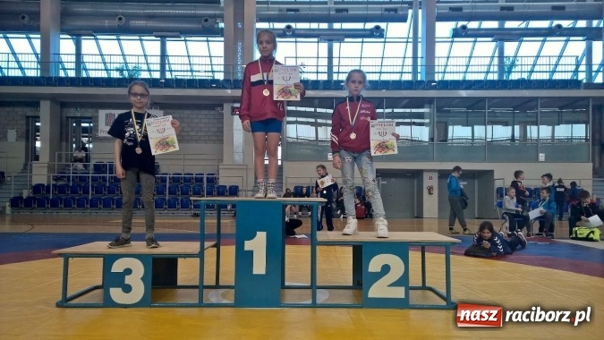 Zdjęcie w galerii na portalu naszraciborz.pl: Osiem medali raciborskich zapaśniczek  wiadomości z regionu