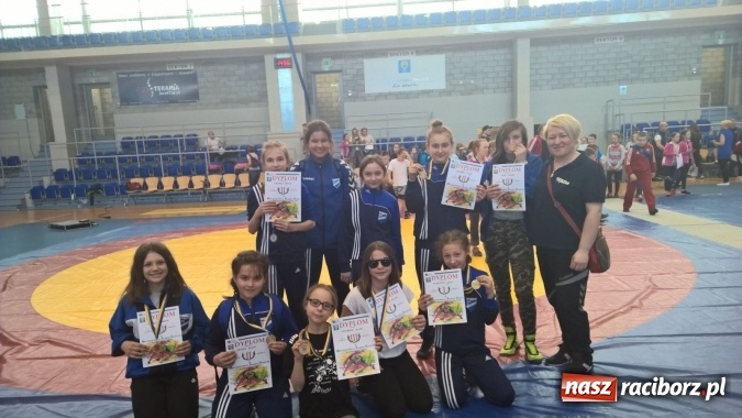 Zdjęcie w galerii na portalu naszraciborz.pl: Osiem medali raciborskich zapaśniczek  wiadomości z regionu