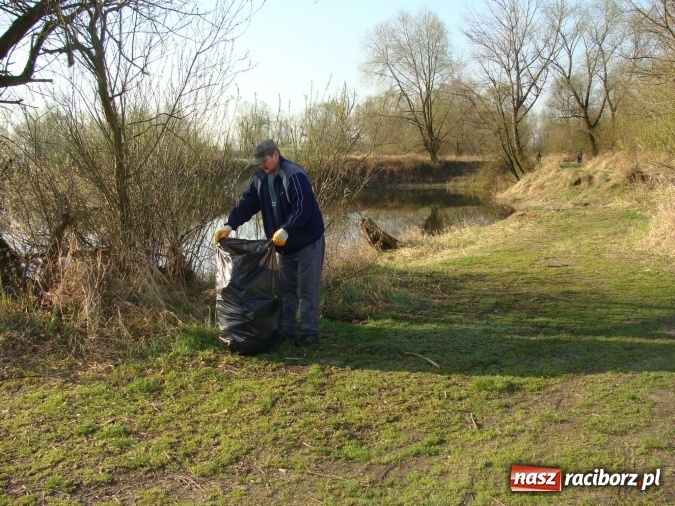 Zdjęcie w galerii na portalu naszraciborz.pl: Wędkarze Koła nr 46 SGL Carbon sprzątali łowiska Łęg wiadomości z regionu