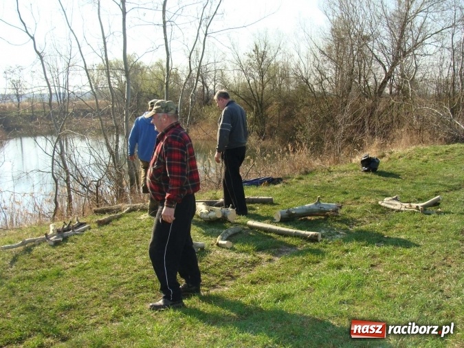 Zdjęcie w galerii na portalu naszraciborz.pl: Wędkarze Koła nr 46 SGL Carbon sprzątali łowiska Łęg wiadomości z regionu