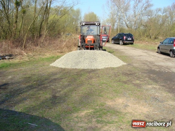 Zdjęcie w galerii na portalu naszraciborz.pl: Wędkarze Koła nr 46 SGL Carbon sprzątali łowiska Łęg wiadomości z regionu