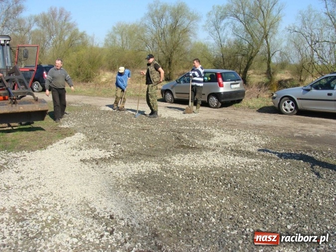 Zdjęcie w galerii na portalu naszraciborz.pl: Wędkarze Koła nr 46 SGL Carbon sprzątali łowiska Łęg wiadomości z regionu