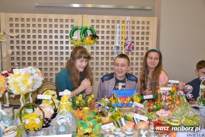 Zdjęcie w galerii na portalu naszraciborz.pl: Wielkanocne stoły na kiermaszu w Tworkowie  wiadomości z regionu