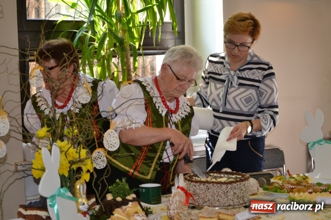 Zdjęcie w galerii na portalu naszraciborz.pl: Wielkanocne stoły na kiermaszu w Tworkowie  wiadomości z regionu