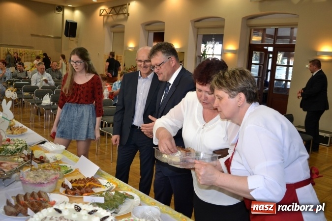 Zdjęcie w galerii na portalu naszraciborz.pl: Wielkanocne stoły na kiermaszu w Tworkowie  wiadomości z regionu